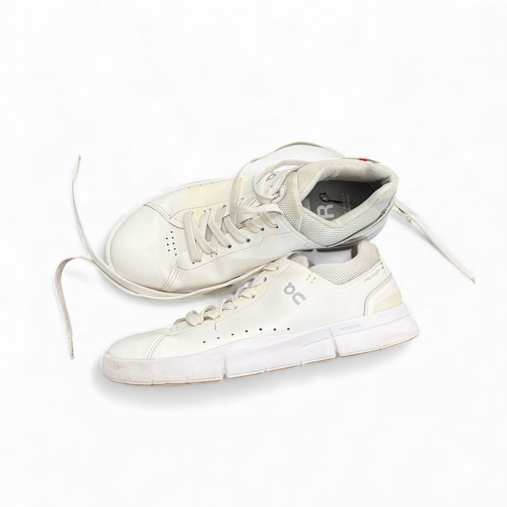 On Women’s THE ROGER Advantage Shoes – Size 8.5 (White)
